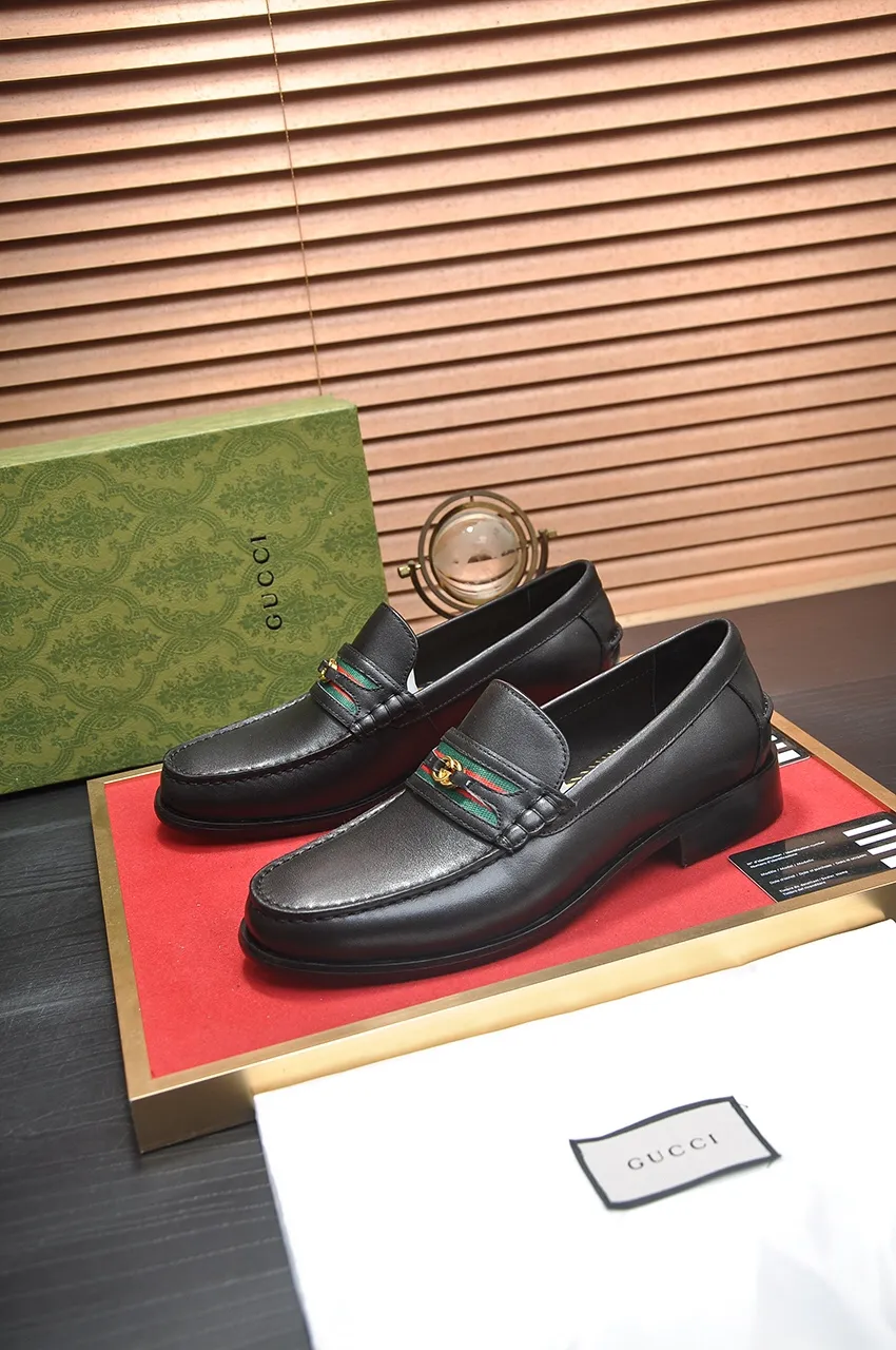 Men's shoes💰580💶Italy's top luxury men's shoe giant (GUCCI) (Gucci) (full cowhide lining) new arrival🍃Original European style🔰 Pleasant to the eye😍In order to make the shoes more durable and non-deformable🌀The production continues to follow traditional methods but there is still no lack of innovation💪Choose original sheepskin for the leather♻️ Smooth and natural And extra bright ⭐Made of imported cowhide, the first choice of rich people 38-45 (45 customized)